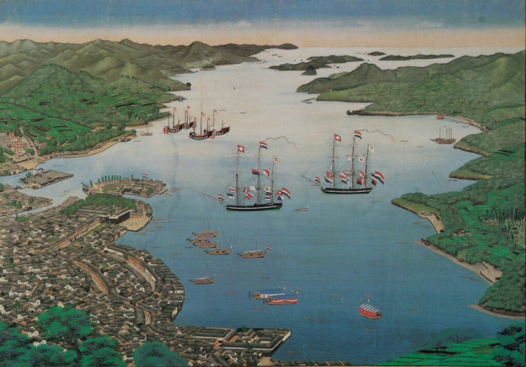長崎湾を鳥瞰した絵。湾内にオランダ船、左に扇形の出島