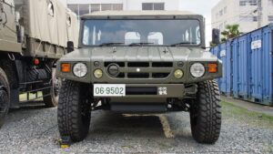 迷彩色の陸上自衛隊「高機動車」を正面から見た写真