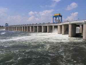 川をせき止める長い堤体。水門から放水されている