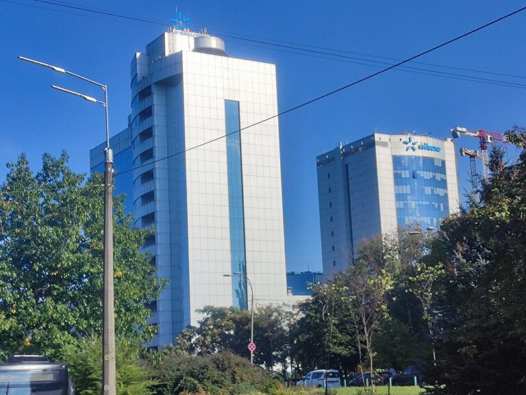 「KYIVSTAR」のロゴが掲げられた高層ビル。手前にもう一棟の高層ビル
