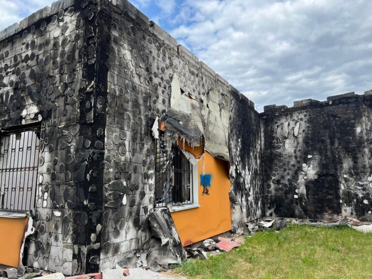黒く焼け焦げた壁と、割れて崩れ落ちたオレンジ色の屋根材が残るイヴァンキウ郷土史博物館の外観