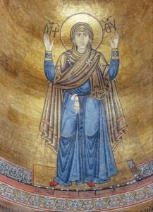 金地の後陣に立つ、両手を挙げた聖母マリアのモザイク画