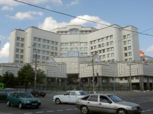 「КОНСТИТУЦІЙНИЙ СУД УКРАЇНИ」と看板の出た、ウクライナ憲法裁判所の庁舎の正面。車が行き交う通りごしに撮影