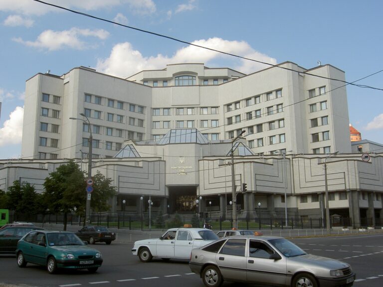 「КОНСТИТУЦІЙНИЙ СУД УКРАЇНИ」と看板の出た、ウクライナ憲法裁判所の庁舎の正面。車が行き交う通りごしに撮影
