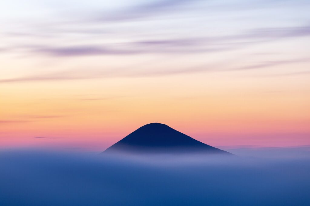 日没後の空を背にしたホヴェルラ山の稜線