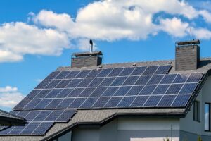 切妻屋根いっぱいに太陽光パネルが並ぶウクライナの住宅