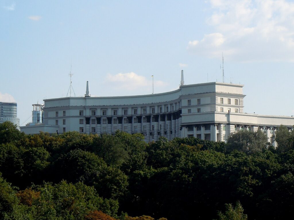 キーウのウクライナ内閣(閣僚会議)庁舎。木立の先に見える大きな石造りの建物