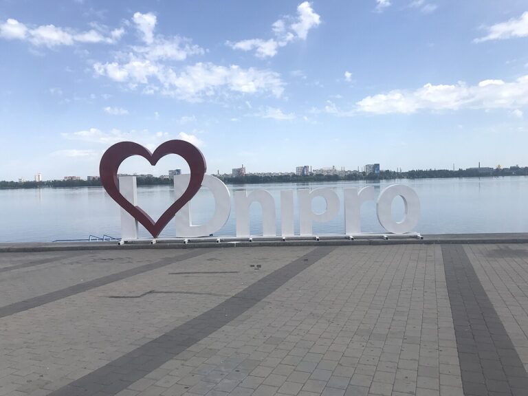 ドニプロ川の岸辺に立つ「I ♥ Dnipro」のオブジェ