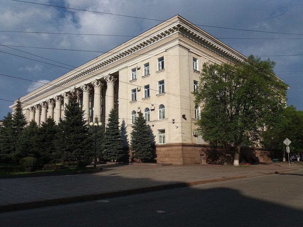 Будівля міської ради в неокласичному стилі з колонадою