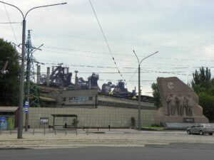 高炉と配管が立ち並ぶアゾフスターリ製鉄所。手前に戦争慰霊碑がある