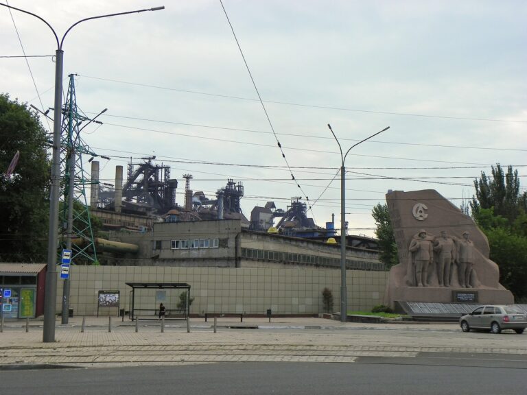 高炉と配管が立ち並ぶアゾフスターリ製鉄所。手前に戦争慰霊碑がある