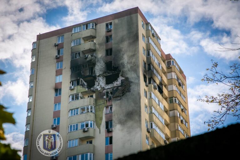 集合住宅の高層階の一角が黒く焼け焦げ、壁の一部が崩れ落ちたキーウの住宅(2024年10月撮影)