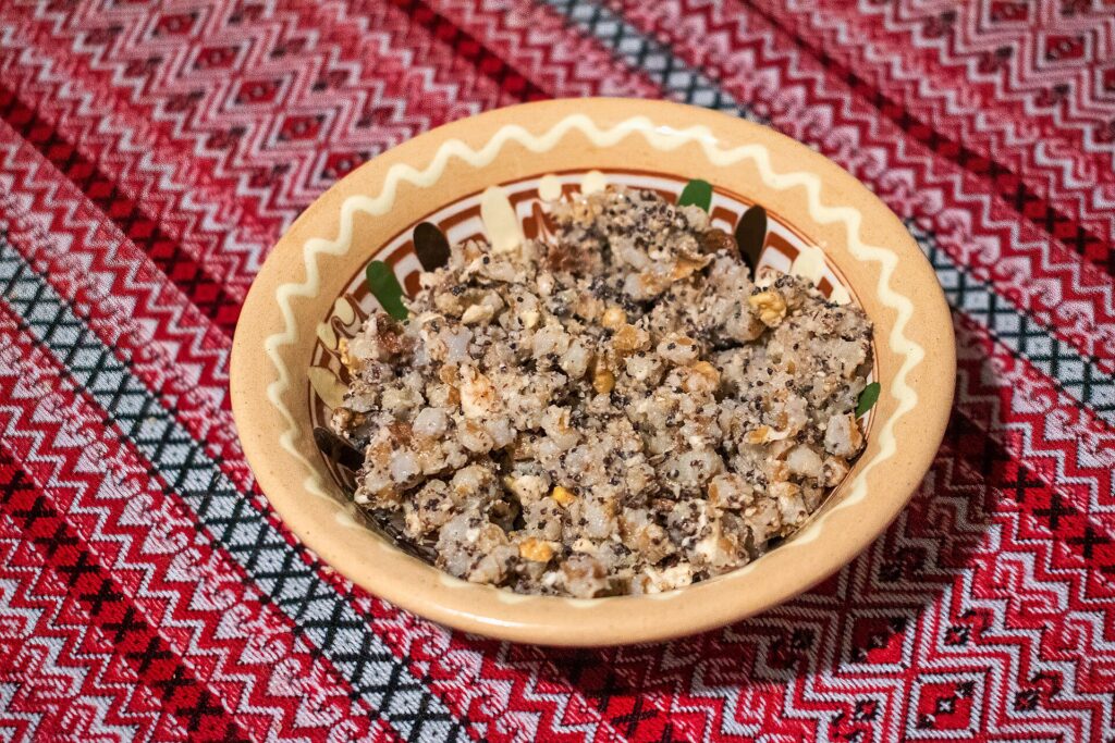 陶器の鉢に盛られた穀物とケシの実の料理クチャー